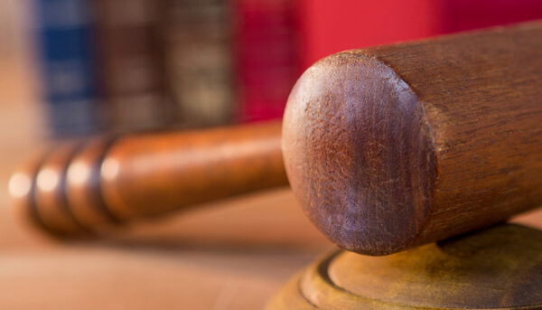 placement sous le statut de témoin